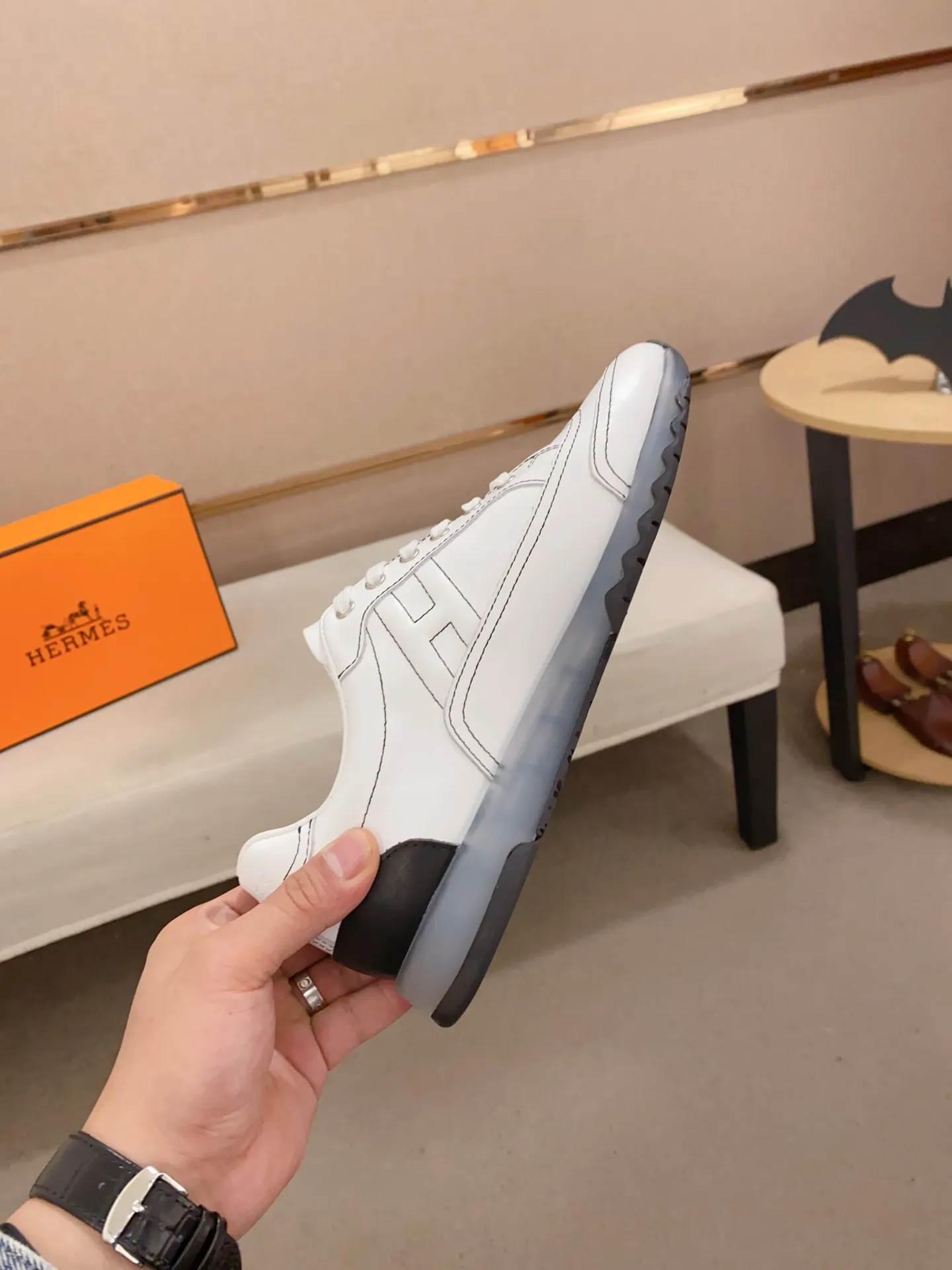Ex-factory price: 500💰《HERMES》【Classic Original Version】Hermès; Top 🔝 Purchasing Agency 🔍🔍Men's latest 🇺🇸 counters are sold simultaneously, original imported from Italy ▲▲First-layer cowhide ▲▲ (high-end, extravagance and class) times) Exquisite workmanship (Italian 🇮🇹Imported water-dyed 🐂cowhide lining) sole: Original sole provided by the original factory, ⚠️exclusive double-layer activity·TPR·rubber·combined molded outsole; super comfortable·wear-resistant·non-slip·environmental protection The real thing is more beautiful if you take the real thing (high quality, follow the order), you can enter and exit the counter at will * Number of yards: 38·39·40·41·42·43·44# (can be customized 45.)